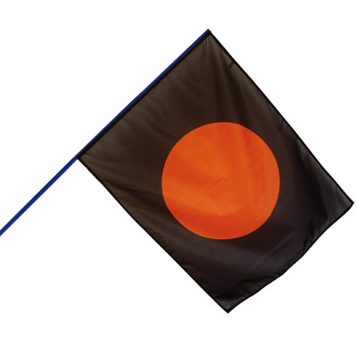 Drapeau de course noir avec un rond orange